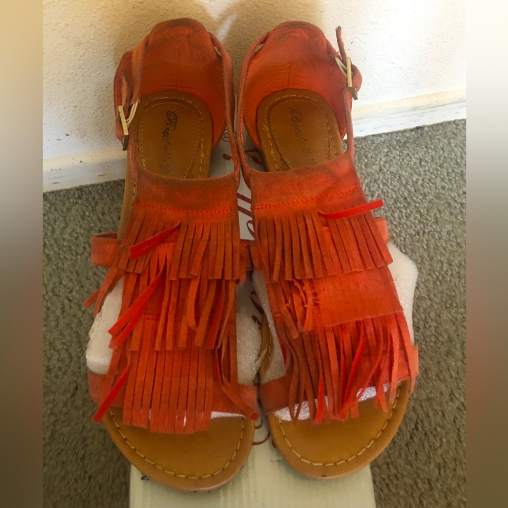 🚨5/$20 Adorable coral colored flat sandals